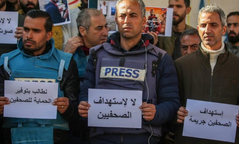 منذ بدء حرب الإبادة.. الاحتلال قتل 706 من عائلات الصحفيين في غزة 1 GettyImages 1935013085 0
