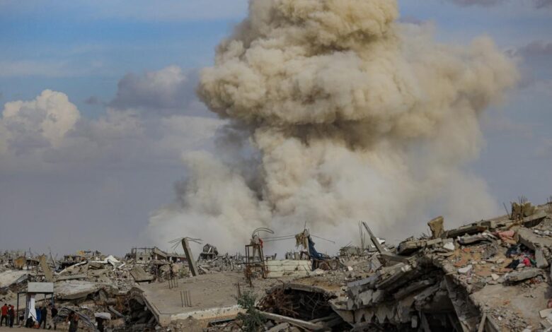 شهيد في غزة.. الاحتلال يوسع الخط الأصفر وينفذ عمليات نسف للمباني 1 GettyImages 2250238127