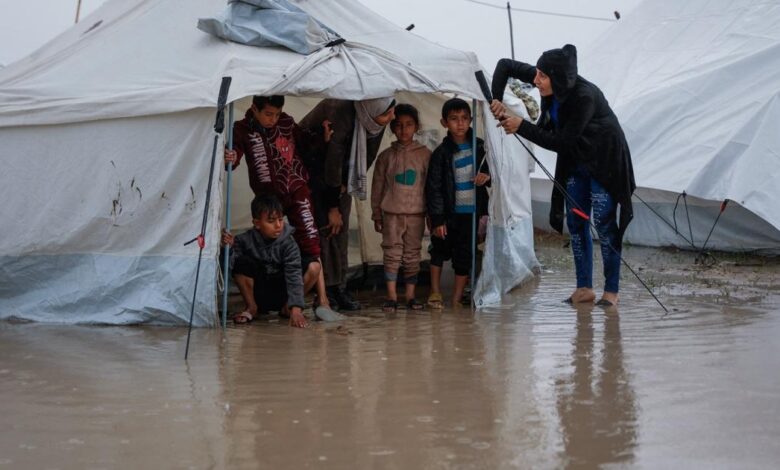 تحذيرات من تفشي الأوبئة.. المنخفض الجوي يفاقم معاناة النازحين في غزة 1 GettyImages 2250587449 1