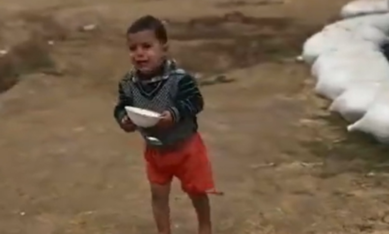 صغار غزة يكافحون للبقاء.. فيديو لطفل يبحث عن طعام وسط البرد والأمطار 1 Screenshot202025 12 2820101025