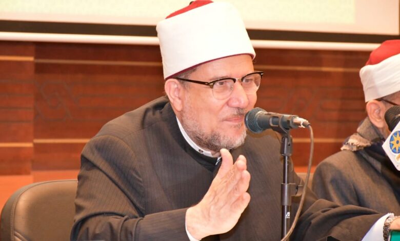 محمد مختار جمعة يقدم خالص التعازي إلى النائب محمد أبو العينين في وفاة شقيقته 1 1768855412 337