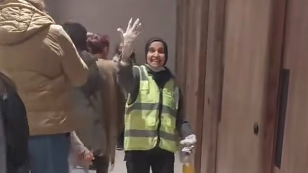 عاملة مصرية تروج لزيارة الأهرامات بـ إبتسامة وخفة دم 1 674255947712202601220615581558