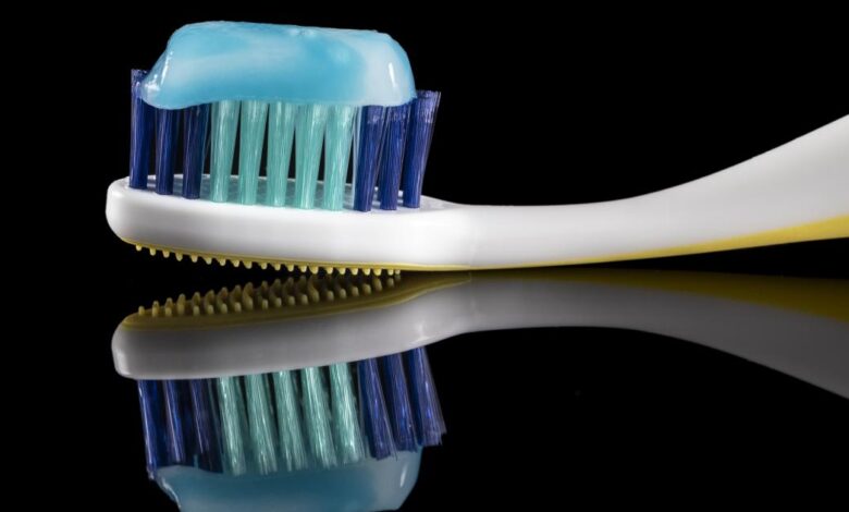 خطوة أساسية لصحة الفم.. دليل عملي لاختيار معجون الأسنان المناسب 1 GettyImages 2243825627