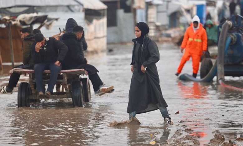 تصعيد إسرائيلي وحريق بمركز إيواء وبرد قارس.. أوضاع إنسانية صعبة في غزة 1 GettyImages 2253204273