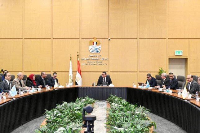 وزير الإسكان يتابع موقف مبيعات وتسويق عدد من مشروعات هيئة المجتمعات العمرانية 1 elaosboa04139