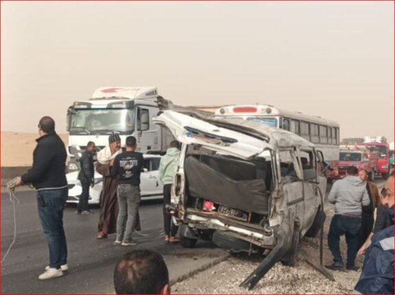 السيارة تهشمت بالكامل.. إصابة 13 شخصا في حادث مروري بـ صحراوي الفيوم 1 elaosboa12956