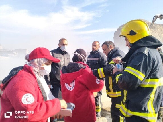 الهلال الأحمر يساند «الحماية المدنية» في التعامل مع حريق منازل بمنطقة الزرايب| صور 1 elaosboa71460 1