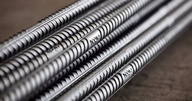 كيف تؤدى الإجراءات الحمائية ضد الواردات المفرطة إلى الحفاظ على الاستثمارات الضخمة فى صناعة الصلب؟