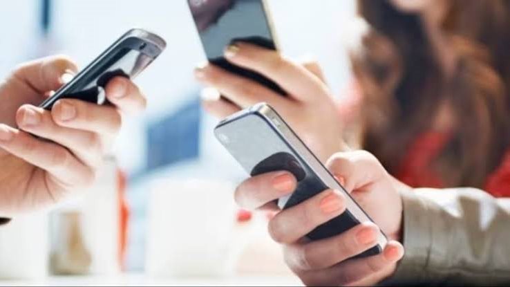 الهاتف والمقارنات يهددان الاستقرار الأسري.. خبيرة نفسية تكشف أسرار تضخم الخلافات الزوجية 1 293