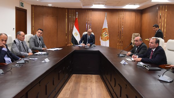 وزير العمل يبحث آليات الارتقاء بالمنظومة الصناعية وزيادة معدلات الإنتاج بقطاع الملابس الجاهزة 1 577118860332520260203121805185