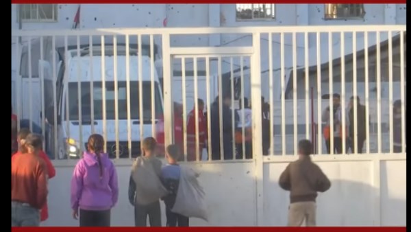 توافد سيارات الإسعاف على مستشفى الهلال الأحمر في خان يونس لنقل المصابين والمرضى 1 642586344763202602020839513951