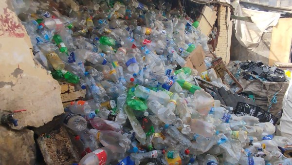 بالتنسيق مع شرطة المرافق.. رئيس حي الزهور يداهم أكبر مخزن لبيع الخردة وفرزة القمامة بسوق ال5000| شاهد 1 709893077924202602031130213021