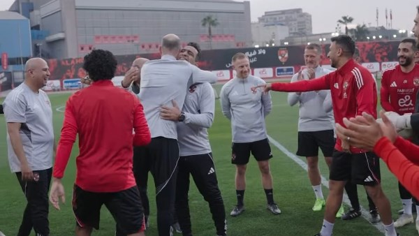 الجهاز الفني لفريق الأهلي يحتفل بعيد ميلاد عادل مصطفى خلال المران 1 815393872654202602020717441744