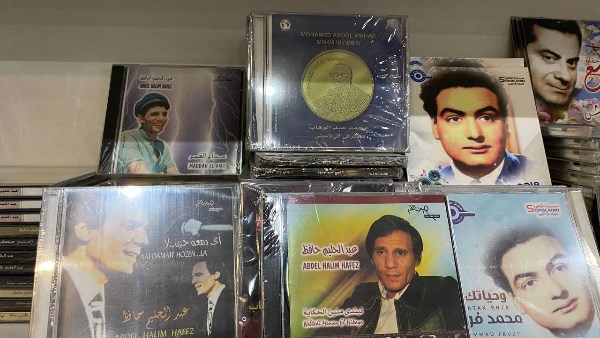ألبومات نجوم الزمن الجميل ونوستالجيا زمان في معرض الكتاب 2026.. فيديو 1 870447685046202602020224432443