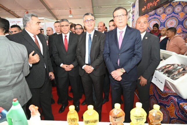 وزيرا الزراعة والتموين ومحافظ الجيزة يفتتحون معرض السلع الغذائية بمناسبة شهر رمضان 1 elaosboa18459