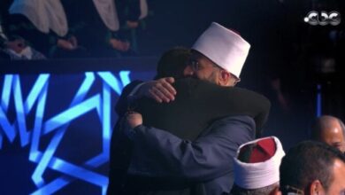 وزير الأوقاف يحتضن المتسابق محمود السيد بعد خروجه من دولة التلاوة – الأسبوع 7 elaosboa38219