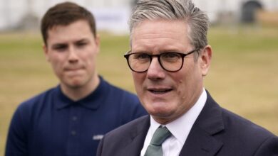 Keir Starmer enfrenta crise após nomeação polêmica de embaixador