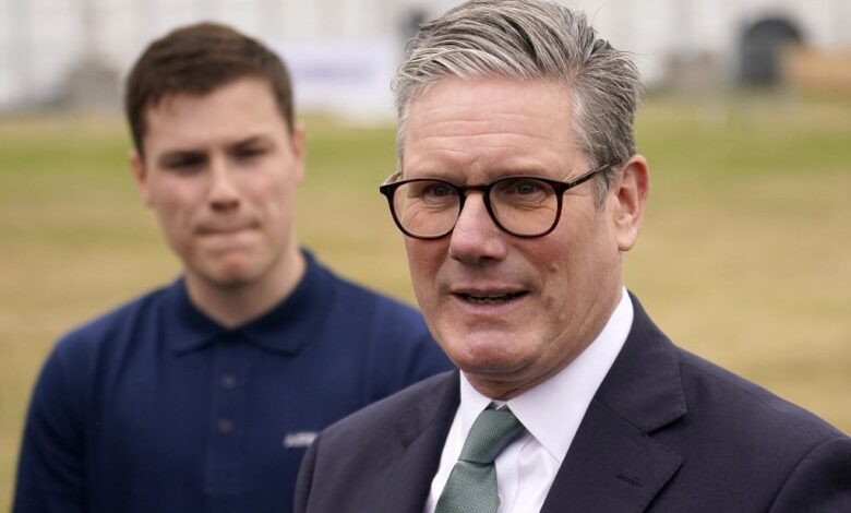 Keir Starmer enfrenta crise após nomeação polêmica de embaixador