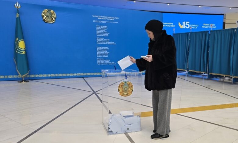 Полиция: Азаттық тілшісін алып кету кезінде заң бұзылмады