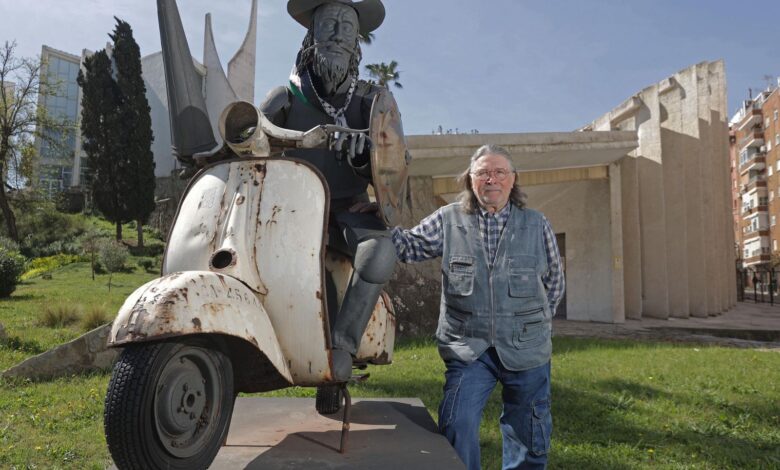 La historia del icónico Quijote a lomos de una Vespa en Algeciras