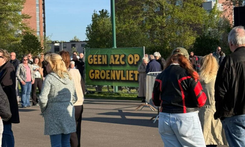 Honderden mensen demonstreren tegen opvang vluchtelingen IJsselstein