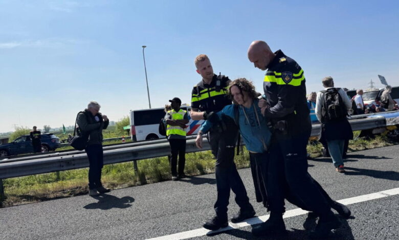 A12 bij De Meern geblokkeerd door klimaatactivisten