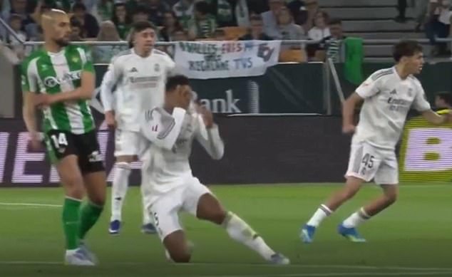 Bellingham ‘shameless’ chants after Real Betis dive claims