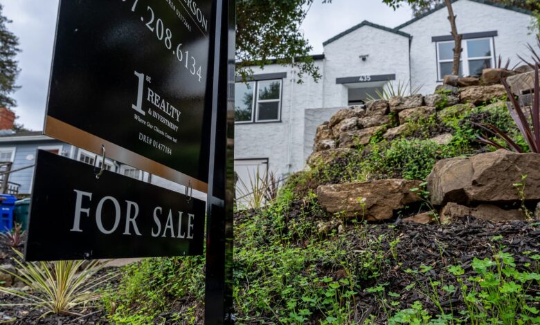 Mortgage rates sink again: homebuyers rush back