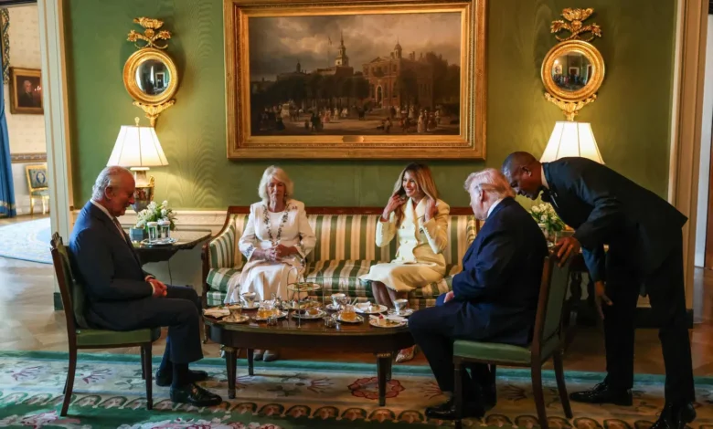 Kong Charles USA besøg: Trump byder på kindkys