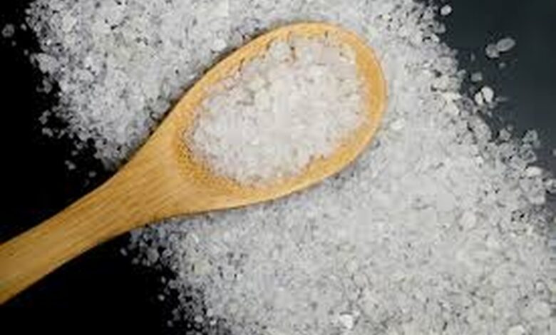 Зачем сыпать соль в раковину и унитаз: простой домашний трюк