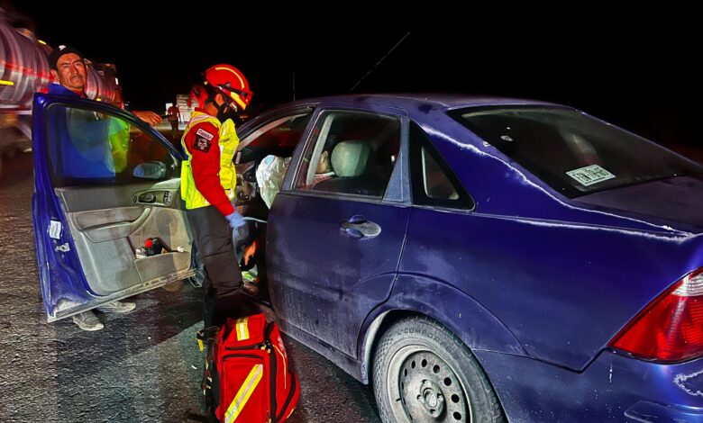 Mujer termina lesionada tras impactar a una vaca en la carretera a Monclova