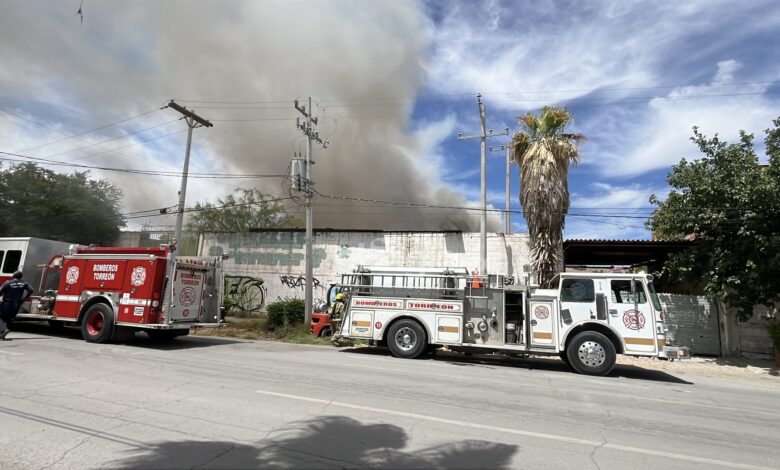 Voraz incendio en recicladora de Torreón moviliza a los cuerpos de emergencia