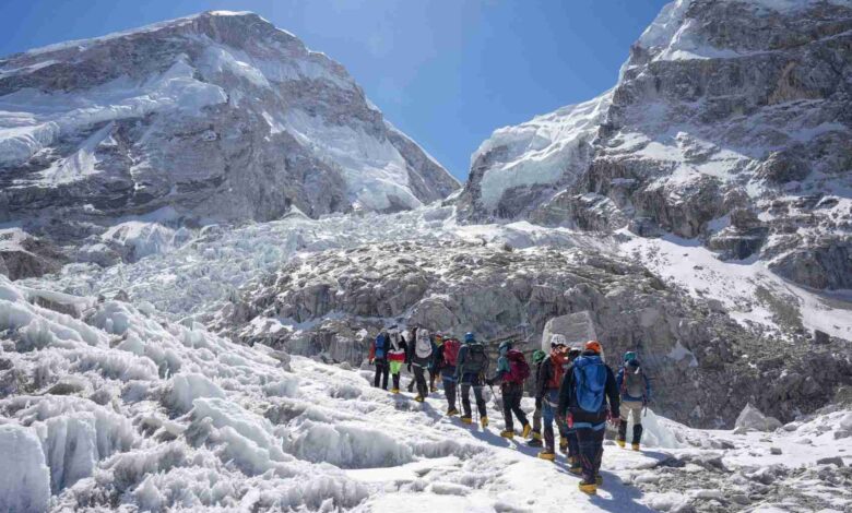 Giant ice tower delays opening of Everest climbing route