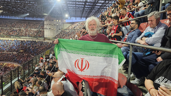 پرچم ایران در بازی میلان و یوونتوس؛ از سکوی تماشاگران تا یک پیام جهانی