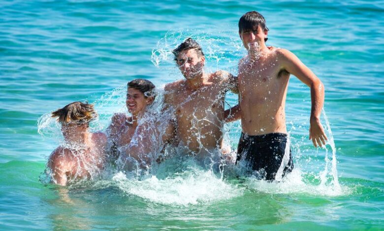 Perth basks as beach crowds cash in on hot April days