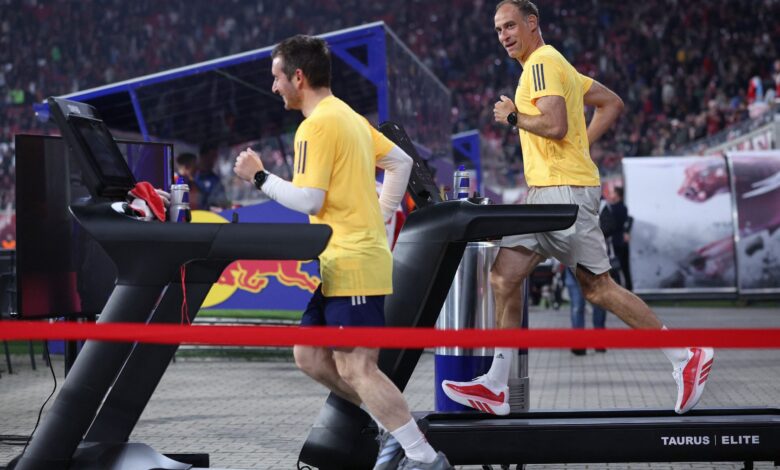 Oliver Mintzlaff: Halbmarathon-Lauf während Bundesliga-Spiel