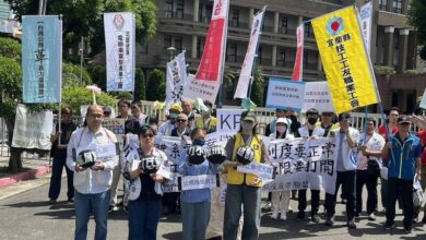 公教團體赴政院丟球抗議 專業加給嗆「拒做國營低薪」