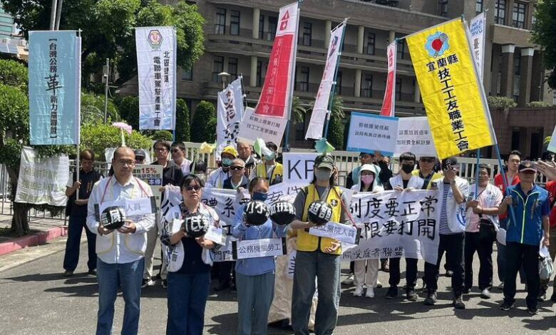 公教團體赴政院丟球抗議 專業加給嗆「拒做國營低薪」