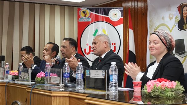 على هامش زيارة وزيرة التضامن بالمنيا.. وحدة التضامن توزع 25 لاب توب و10 كراسي متحركة