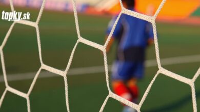 Kúpte mu lístok na každý zápas! Fanúšikovia súperov sa skladajú na cestu pre NAJVÄČŠIEHO SMOLIARA Británie