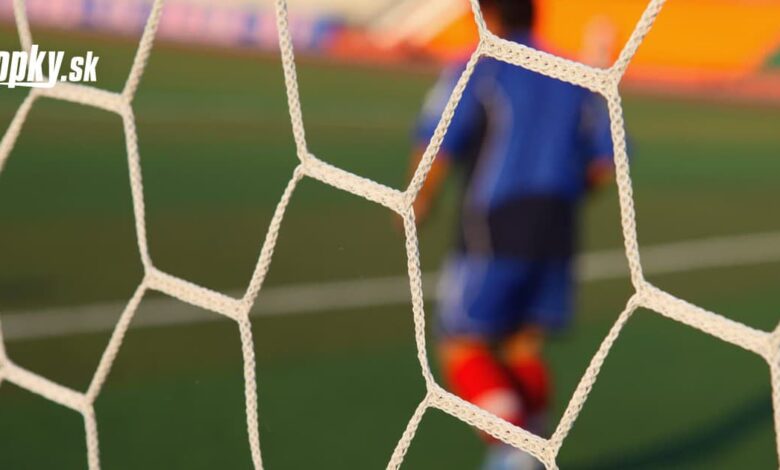 Kúpte mu lístok na každý zápas! Fanúšikovia súperov sa skladajú na cestu pre NAJVÄČŠIEHO SMOLIARA Británie