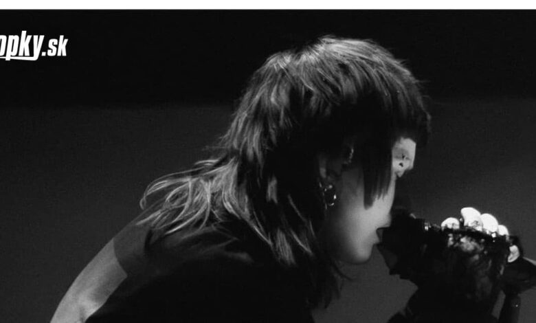 VIDEO: Meowlau zachytáva prítomný okamih v novom singli Tekutý med