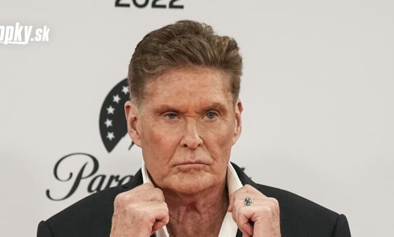 Legendárny David Hasselhoff bojuje s telom: Dochrámaný plavčík sa bez chodítka už nepohne!
