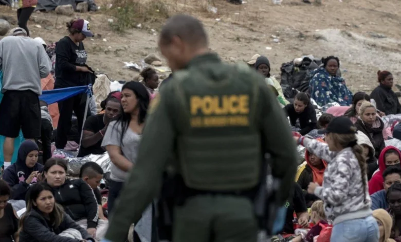 Tribunal bloquea orden de Trump que limita el asilo a migrantes