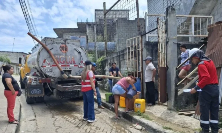 Urbanización de vía a la costa: cinco días sin agua y denuncia de abandono