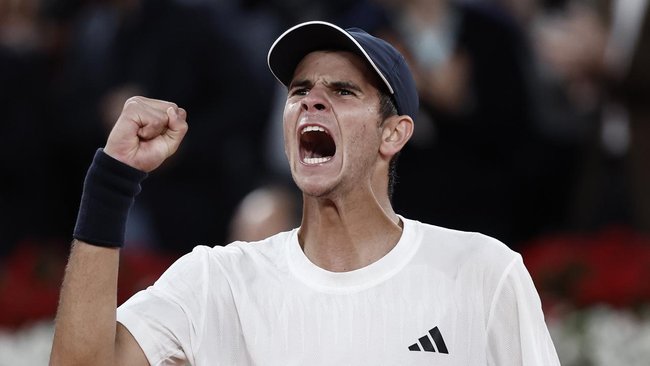 Alex de Minaur rocked by Rafael Jodar as fans turn on him