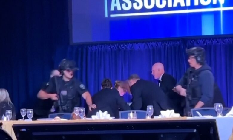 Ақ үй шарасында оқ атқан адам президентке қастандық жасауға талпынды деп айыпталды