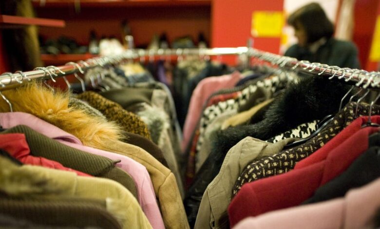 Késsel támadtak az eladókra: bezár a népszerű ceglédi adománybolt