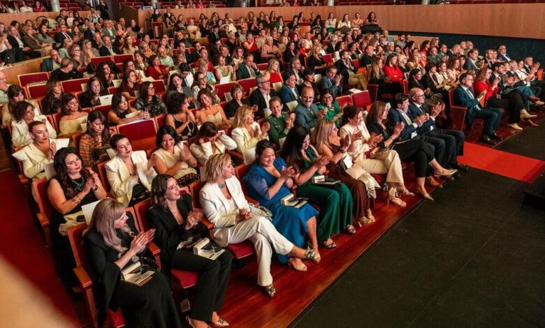 Reconocen el talento femenino en los premios Entre Nosotras