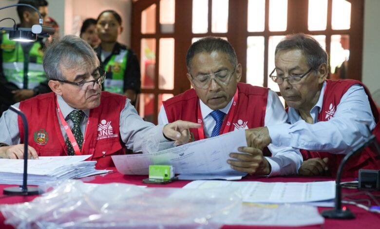 Police raid Peru election authorities after vote count outcry